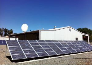 نمای بیرون مرکز داده AISO که با انرژی خورشیدی کار می‌کند