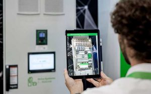 دستیار واقعیت افزودهٔ EcoStruxure اشنایدر الکتریک در خدمت مدیریت فنی مرکز داده