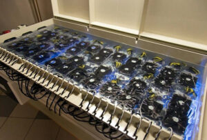 در روش سرمایش غوطه‌وری (Immersion Cooling)، همهٔ سیستم الکترونیکی تجهیزات مرکز داده را در روغن دی‌الکتریک بی‌اثر (Inert Dielectric Oil) غوطه‌ور می‌کنند.