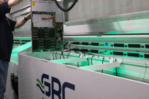 مخازن ICEraQ Series 10 شرکت SRG برای سرمایش غوطه‌وری مرکز داده با روغن دی‌الکتریک بی‌اثر (Inert Dielectric Oil)