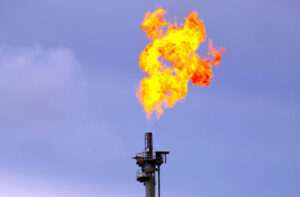 راه‌اندازی مرکز داده HPC با برق تولیدشده از زبانهٔ آتش دکل استخراج نفت و گاز